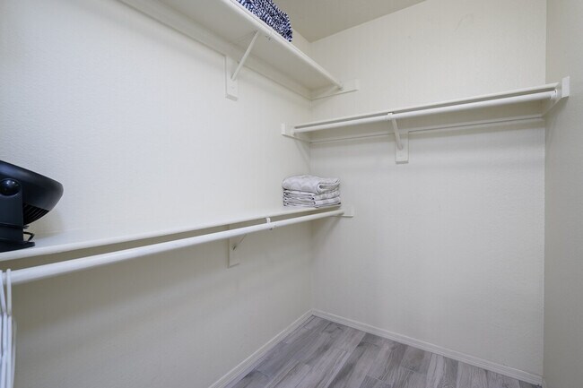 Building Photo - 4850 E Desert Cove Ave