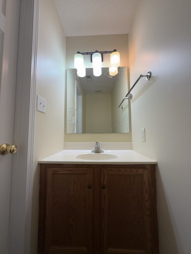 Building Photo - Three Bedroom Two and Half Full Bathroom R...