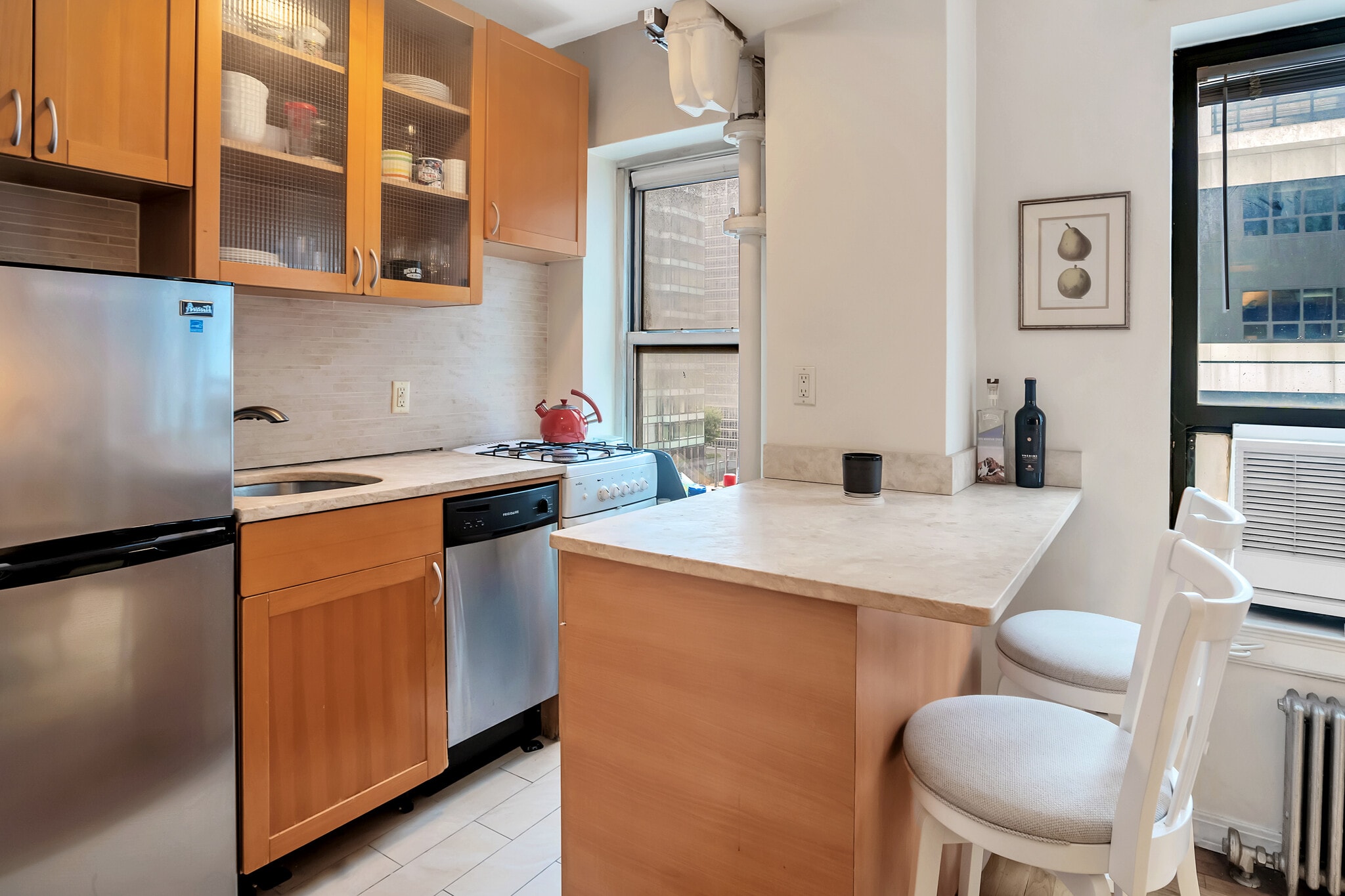 Kitchen and Breakfast Bar - Spacious 1-bedroom to rent - 227 E 57th St