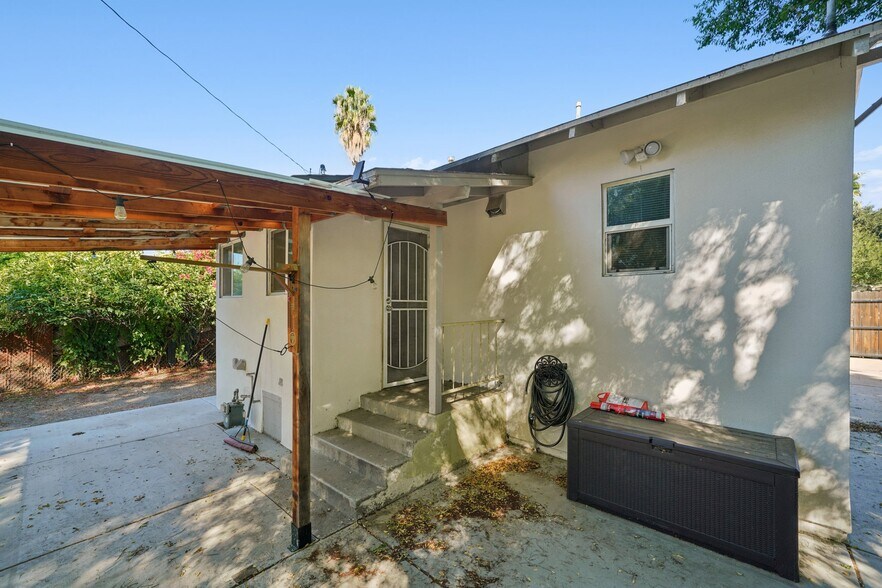 Building Photo - 379 W 19th St