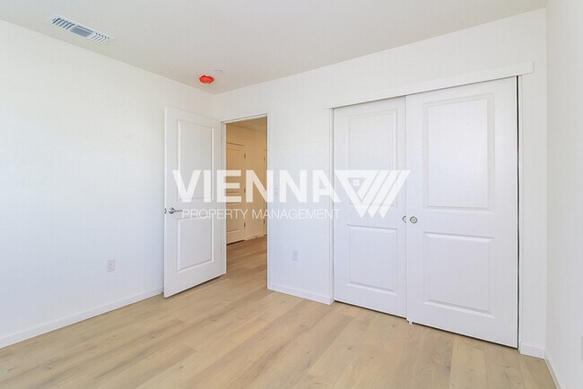 Building Photo - 8008 Quiet Knolls Dr