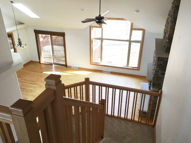 Building Photo - Executive 3-Bedroom (plus bonus room) 3 1/...