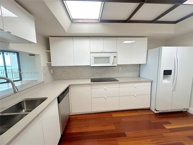 Building Photo - 520 Brickell Key Dr