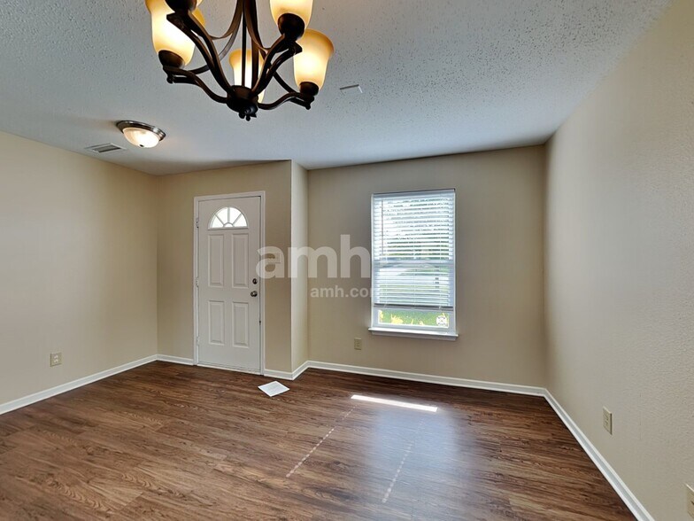 Building Photo - 870 Streamside Dr