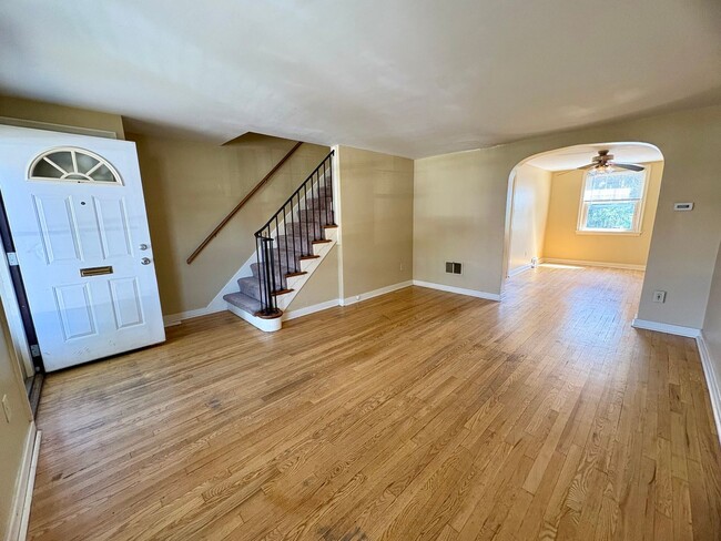 Building Photo - 3 Bedroom 1 Bath Available in Harrisburg!