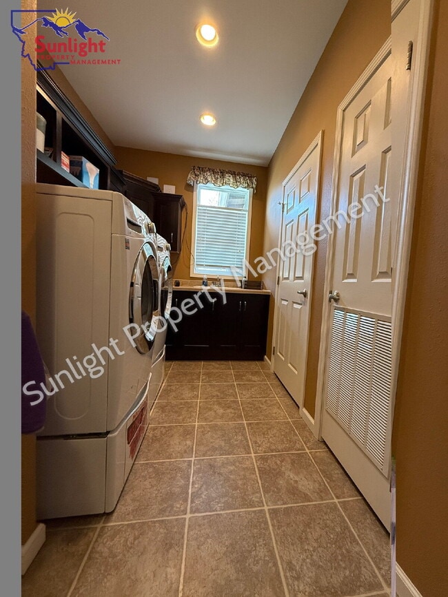 Building Photo - 3 Bed 2 Bath 2,756 sq ft on 2+ acres in Columbus