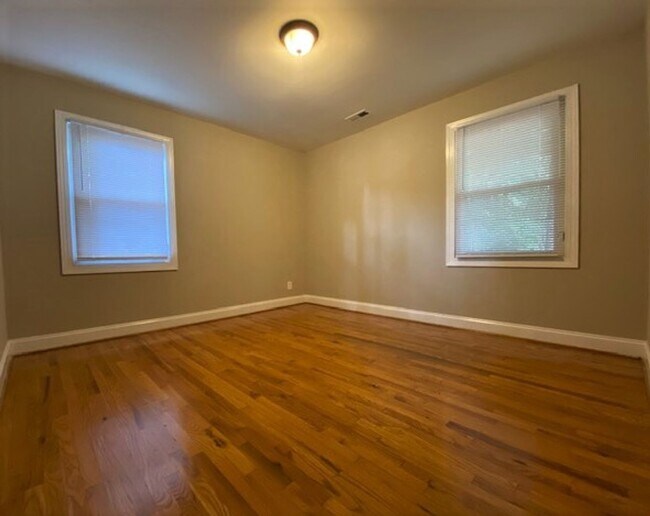 Building Photo - Selwyn/Collins Park area  3 bed, 1 bath Bu...
