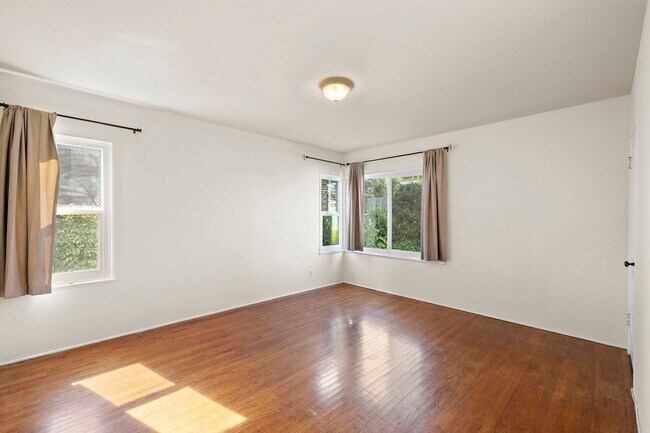 Building Photo - Centrally Located in the heart of Laguna Village