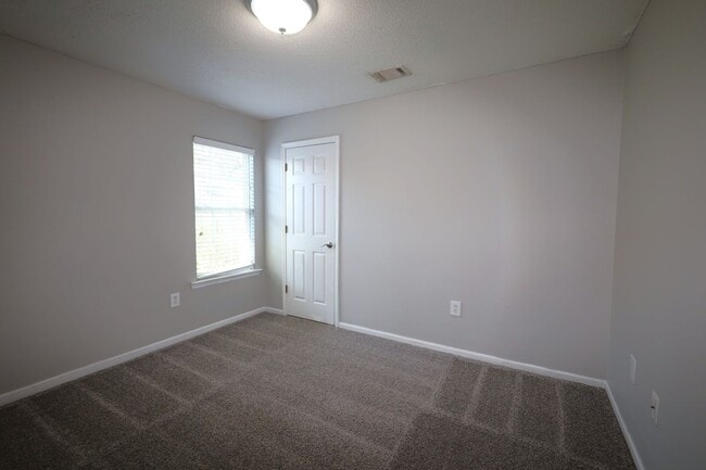Building Photo - 812 Madelyn St