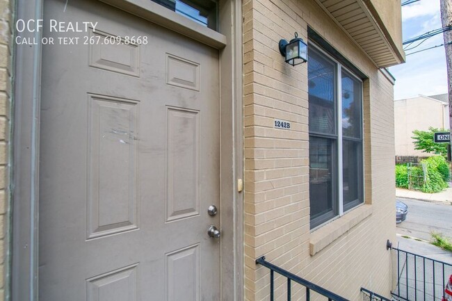 Building Photo - Bi-level Corner Apartment in Point Breeze