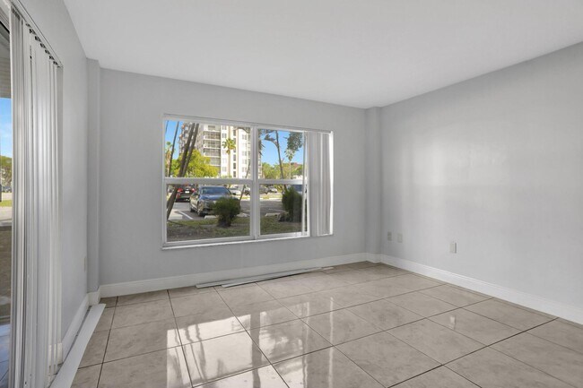 Building Photo - 4156 Inverrary Dr