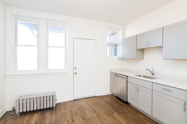 Building Photo - 6579 N Lakewood Ave