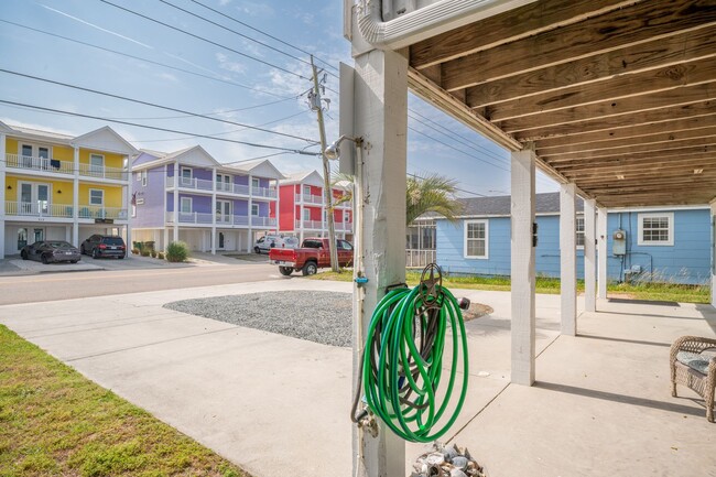 Building Photo - SHORT TERM ONLY Happy As A Clam Duplex