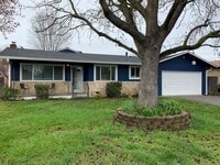 Building Photo - 3 Bedroom 2 bath home with huge backyard!