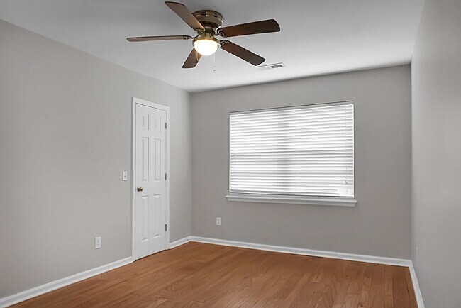 Building Photo - **$500 Off First Months Rent** Charming 3 Bedroom 2 bathroom ready for you to call home!