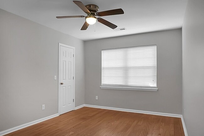 Building Photo - Charming 3 Bedroom 2 bathroom ready for you to call home!