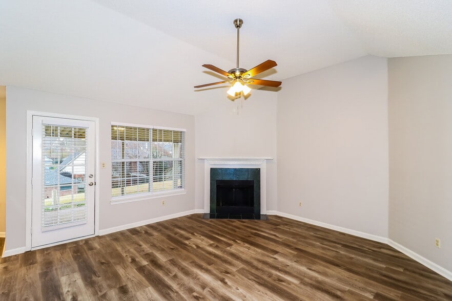 Building Photo - 2204 Stone Stream Dr