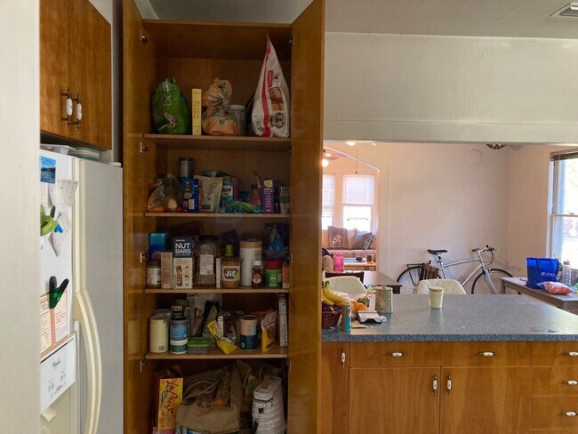 Building Photo - Beautiful, Large 3 Bedroom House Steps fro...