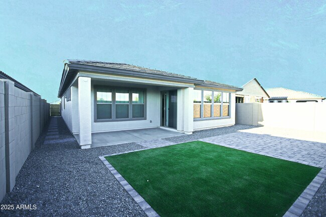 Building Photo - 879 W Finch Dr