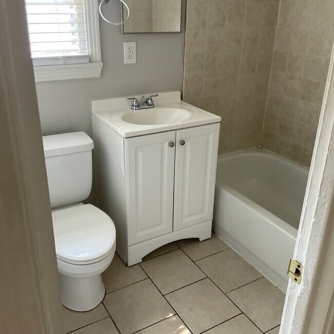 Building Photo - One Bed/One Bath Close to Woodlawn Lake Park