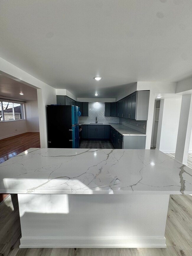 Building Photo - 4656 W 87th St