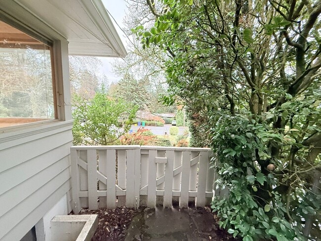 Building Photo - Charming 4 Bedroom Home with Fully Fenced Backyard!