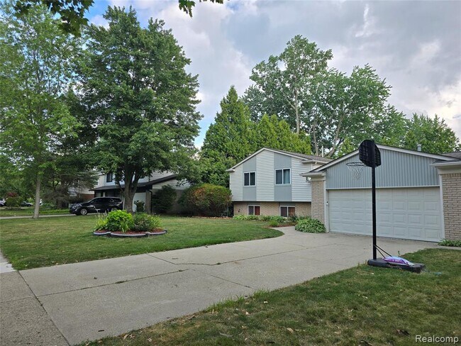 Building Photo - 2310 Cumberland Dr