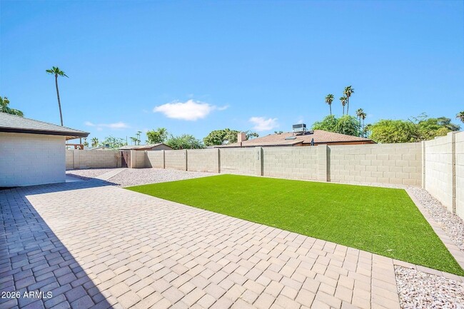 Building Photo - 1922 E Laguna Dr