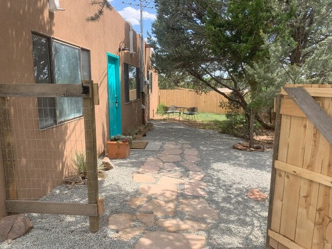Building Photo - Semi-Detached Casita with private yard