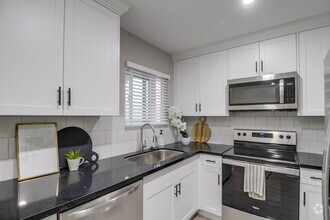 Building Photo - THE POINTE - JUST RENOVATED! Luxurious Com...