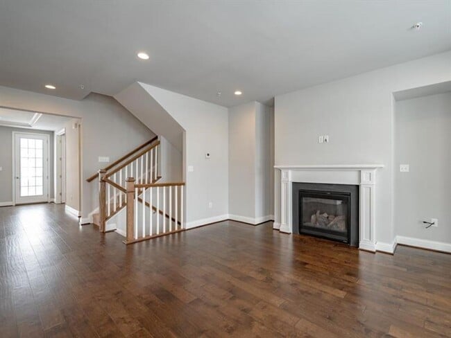 Building Photo - 3 bed 2.5 bath - Luxury Living Meets Subur...