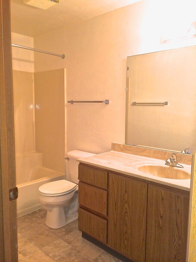 Building Photo - 2 Bedroom Spacious 2nd floor Apartment