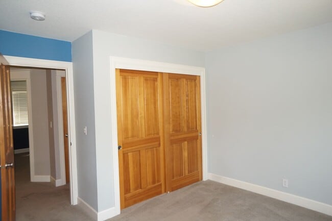 Building Photo - Spectacular NW Portland 4 bedroom with gue...