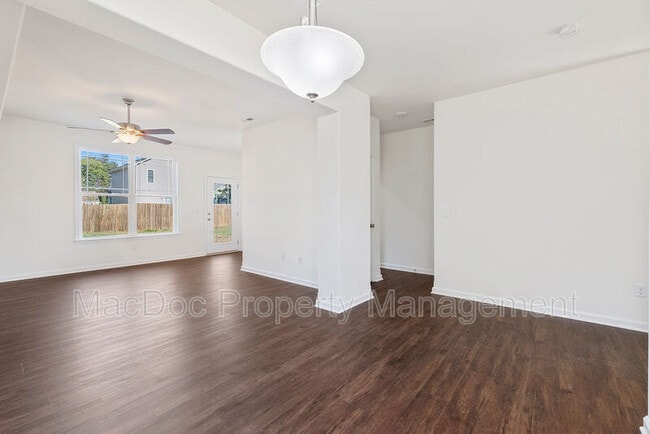 Building Photo - 214 Mansfield St