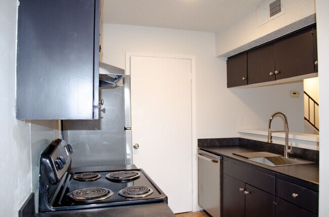 Building Photo - 2 Bed/ 1 Bath With Easy Access to 183/290 and 35
