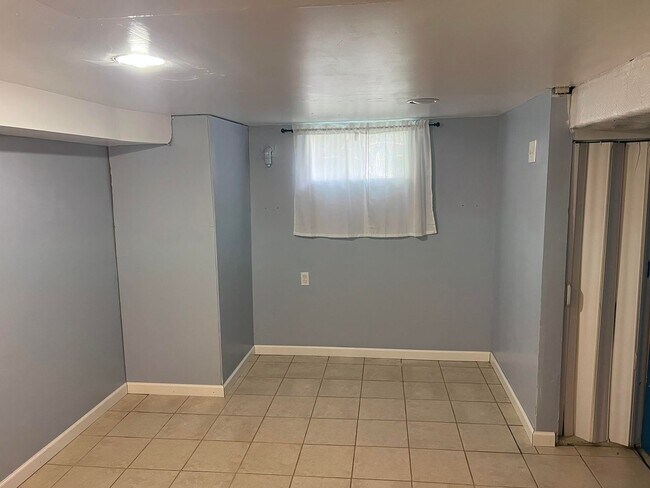 Building Photo - Updated Single Family Ranch Home with Fenc...