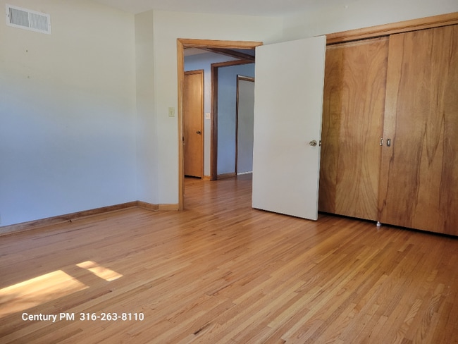 Building Photo - 8101 W Maple St