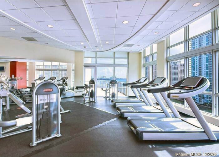 Building Photo - 300 S BISCAYNE Blvd