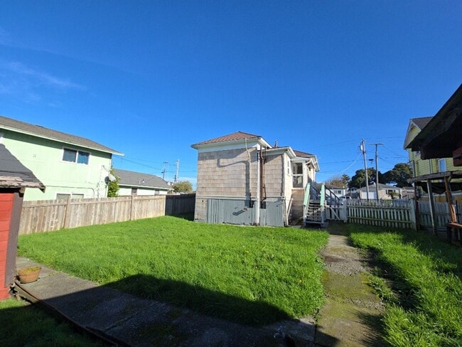 Building Photo - 3BR Eureka home offers remodeled interior, large yard and outbuildings!