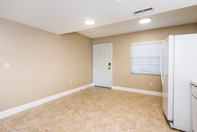 Building Photo - UPDATED GROUND FLOOR CONDO CLOSE TO 1-75