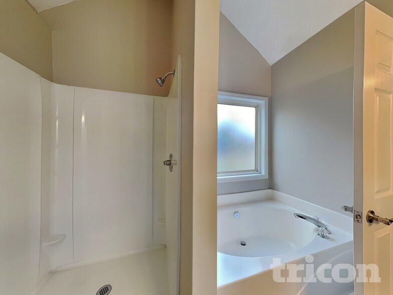 Building Photo - 401 Breeze Way