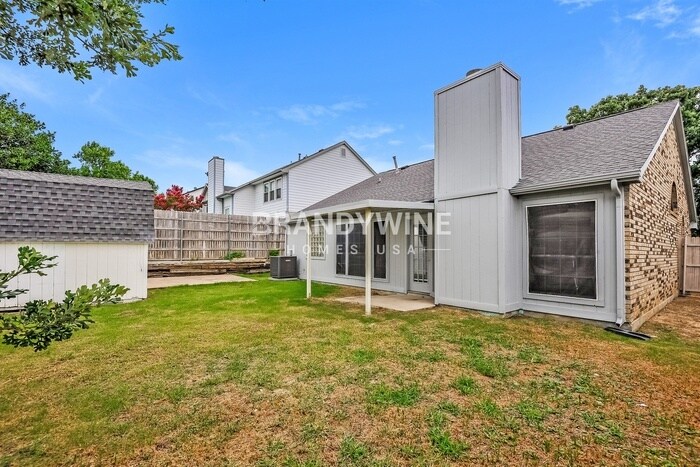 Building Photo - 737 Lionel Way