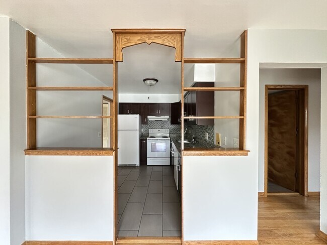 Building Photo - 1026 S River Rd