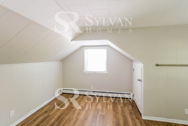 Building Photo - Cute, cozy and comfortable
