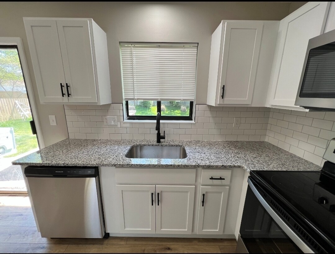 Building Photo - 1350 Manuka Dr