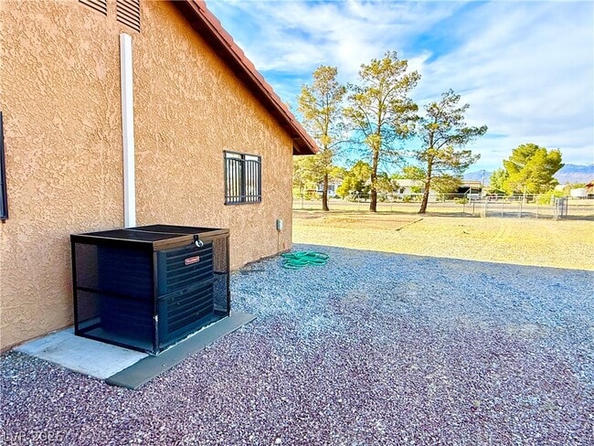 Building Photo - 1081 Pluto St