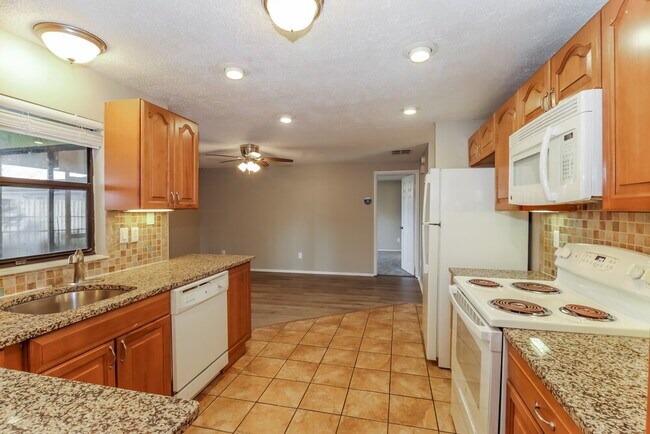 Building Photo - 7801 Glencoe Dr