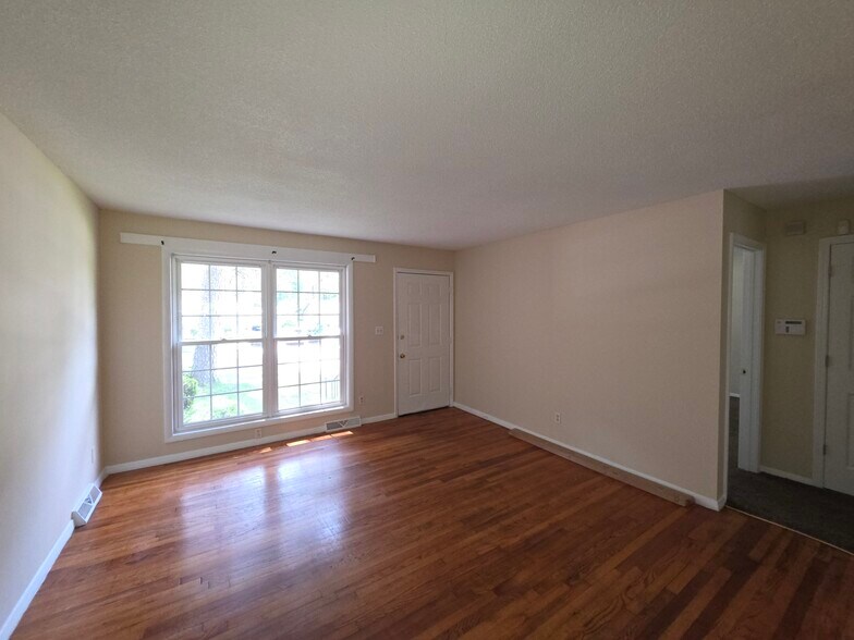 Building Photo - 3113 Erskine Dr