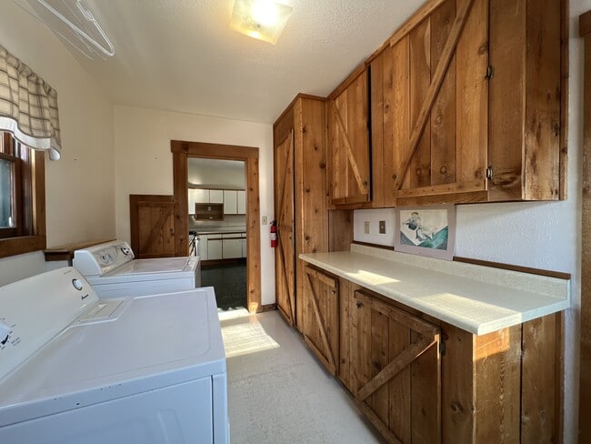 Building Photo - 1950 Bennett St