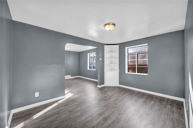 Building Photo - 420 E 222nd St